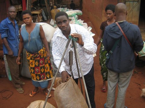 Nigerianske livsmedelshandlaren Isaac Abaya är en av de jag lånat ut till på Kiva.org! Nigerianske livsmedelshandlaren Isaac Abaya är en av de jag lånat ut till på Kiva.org!