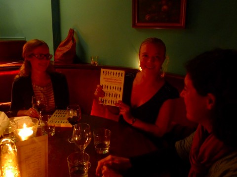 Bokklubben på Bar le rouge, obs fotot är arrangerat!