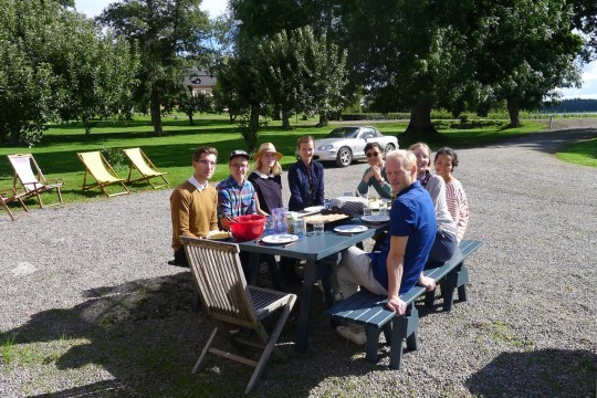 Från vänster till höger: Alexander, Niklas, Linda, Kajsa, Hoa, Oskar, Katarina och Naira.
