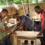 Snickaren Komlan Semenou från Lomé i Togo (till vänster i bild) lånade och betalade tillbaka $1200 för att köpa verktyg och material. Foto: Kiva.org Snickaren Komlan Semenou från Lomé i Togo (till vänster i bild) lånade och betalade tillbaka $1200 för att köpa verktyg och material. Foto: Kiva.org